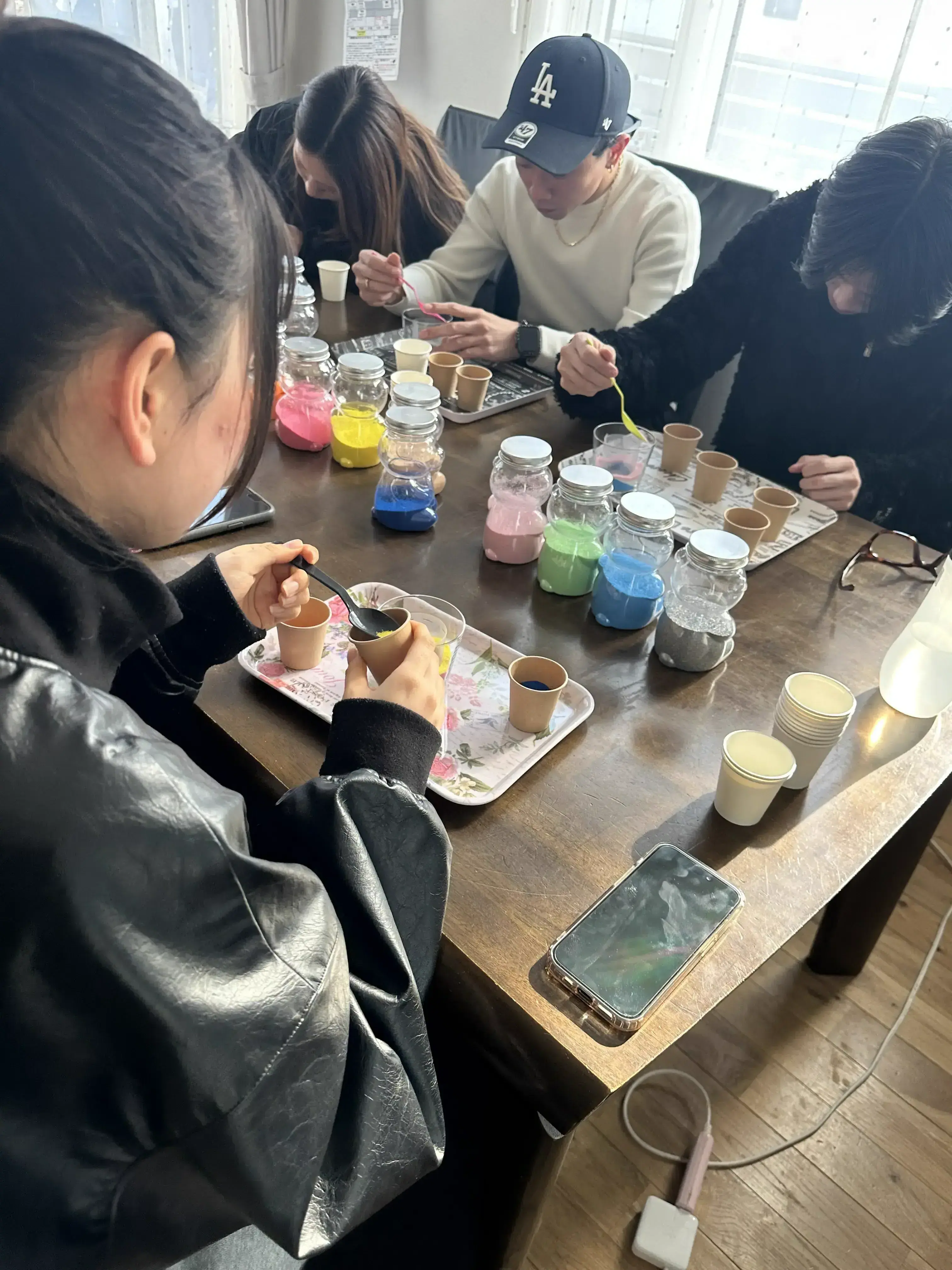 お子様がサンドアートに集中している様子