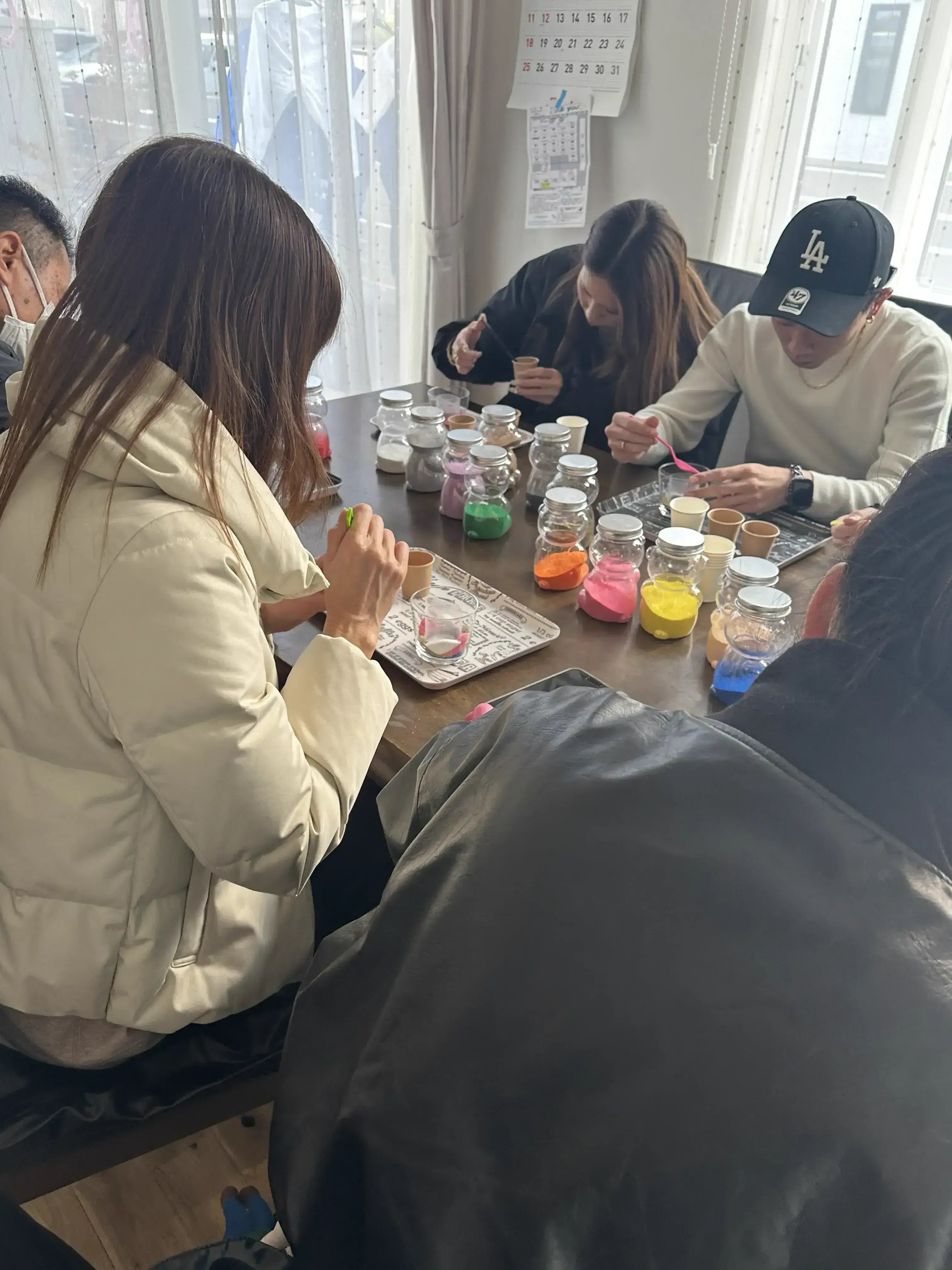 親子で一緒に作品を作る様子