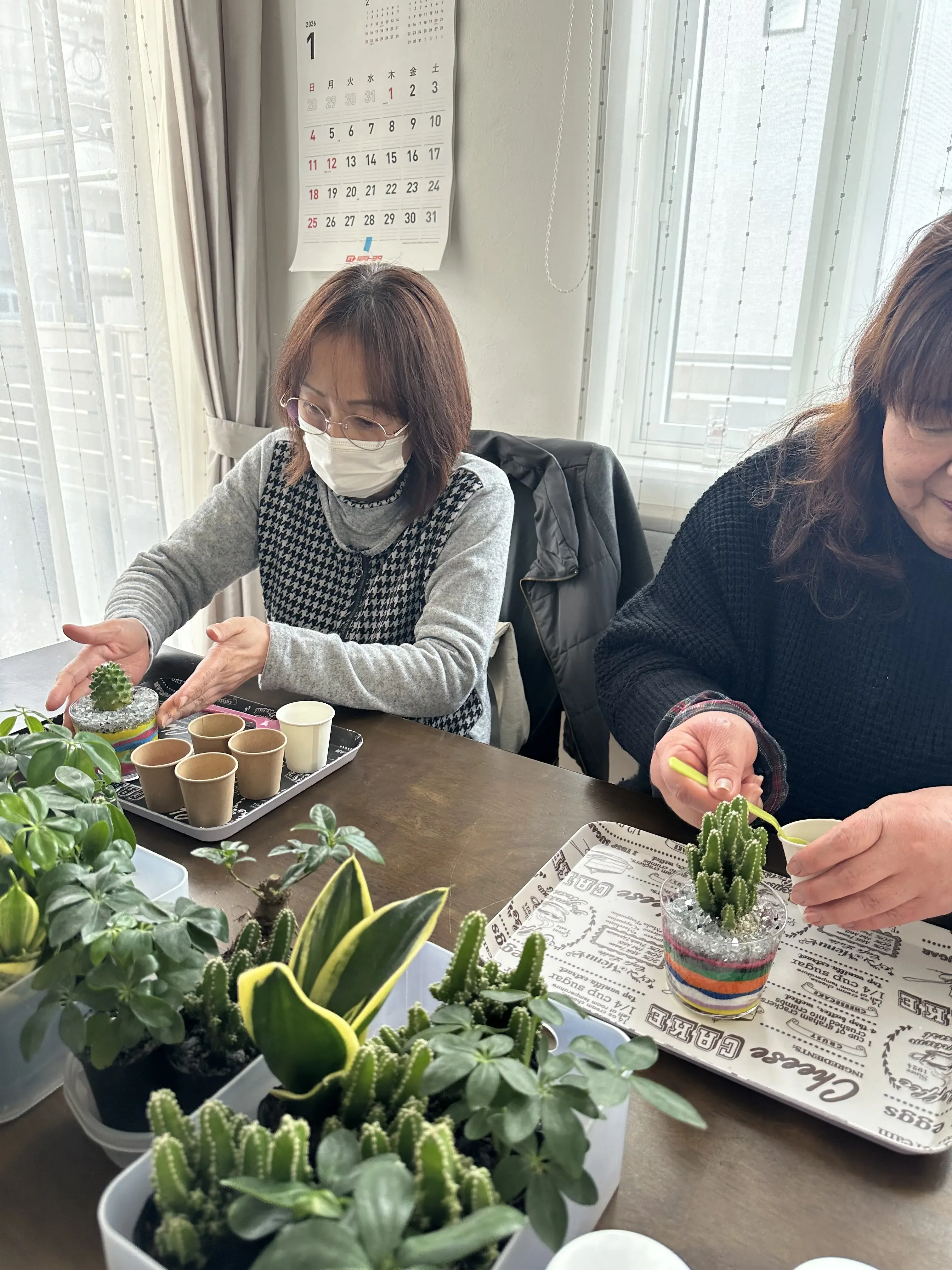 サンドアートワークショップで作品を制作中の参加者