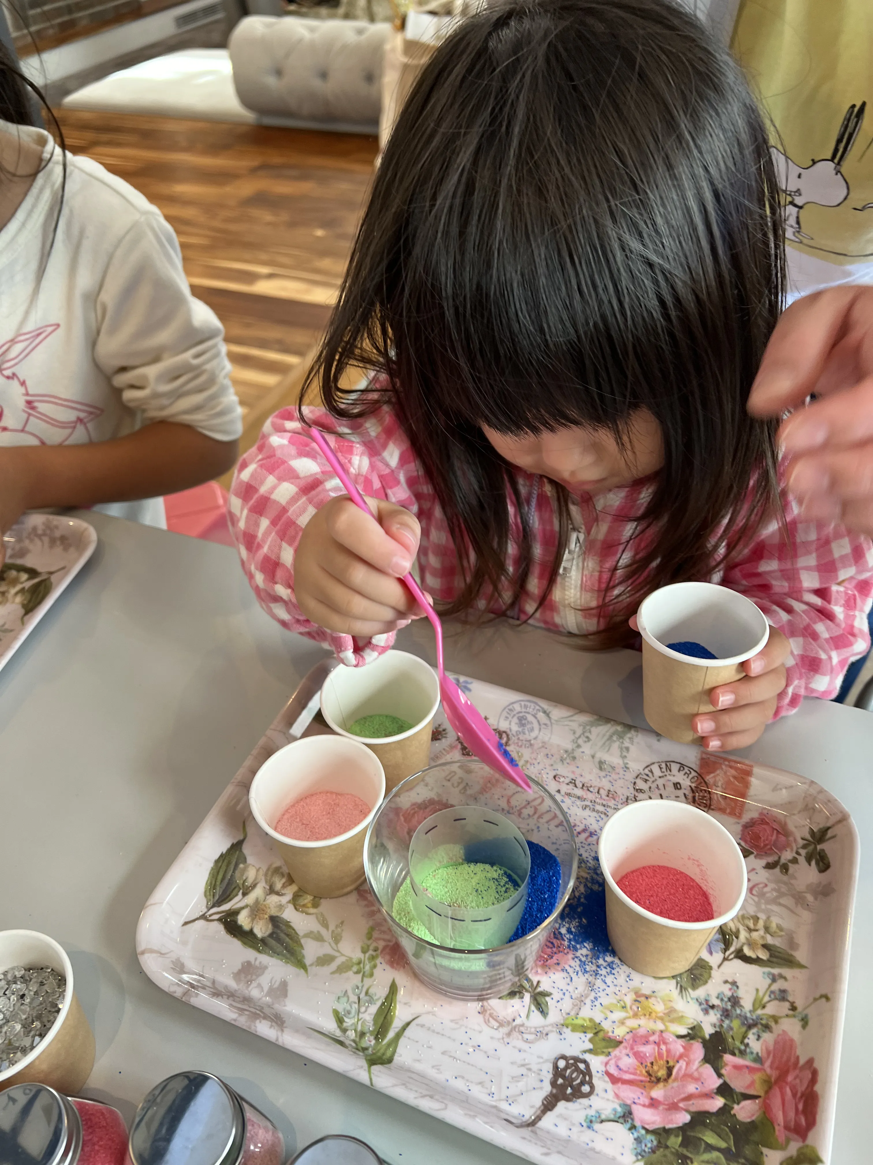 誕生日パーティーでサンドアートを楽しむ子供たち