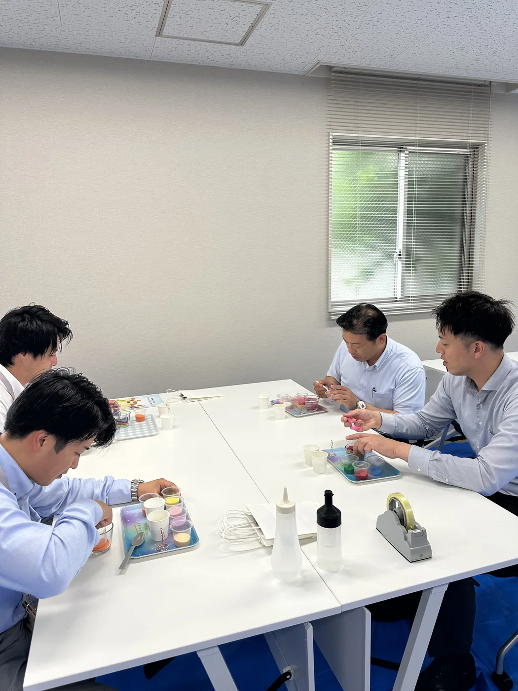 企業様の社内イベントでサンドアート制作に集中する参加者の皆さん