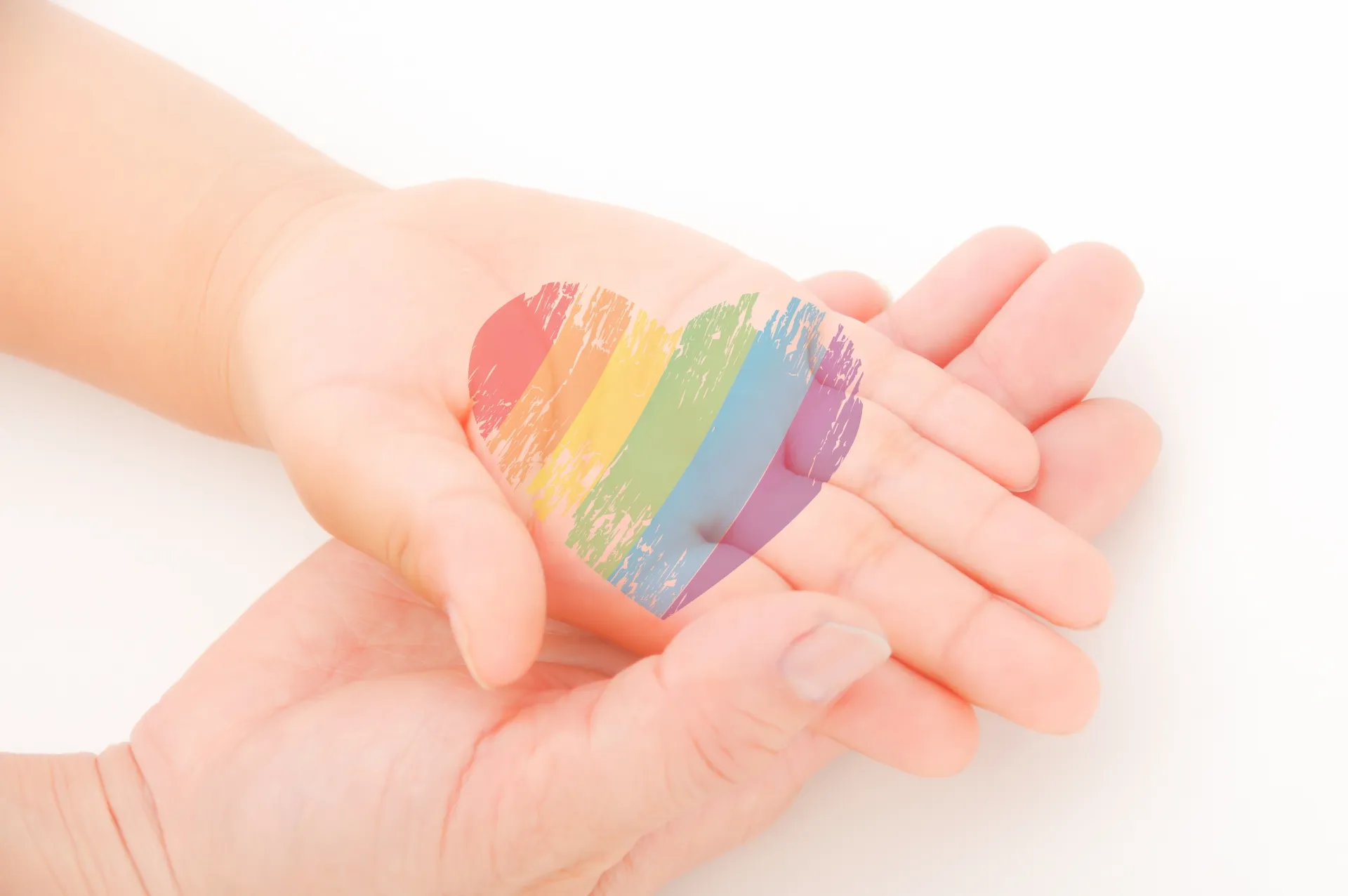 サンドアートを楽しむ子ども