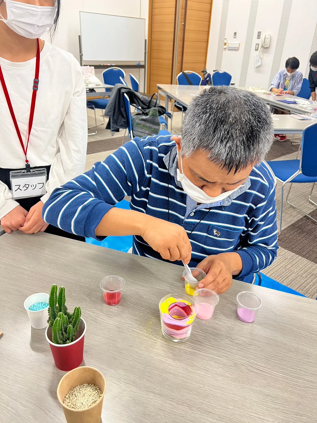 敬老会でのサンドアートワークショップの様子