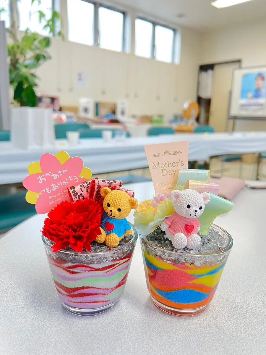 マスコットとお花を飾った飾り物サンドの作品例