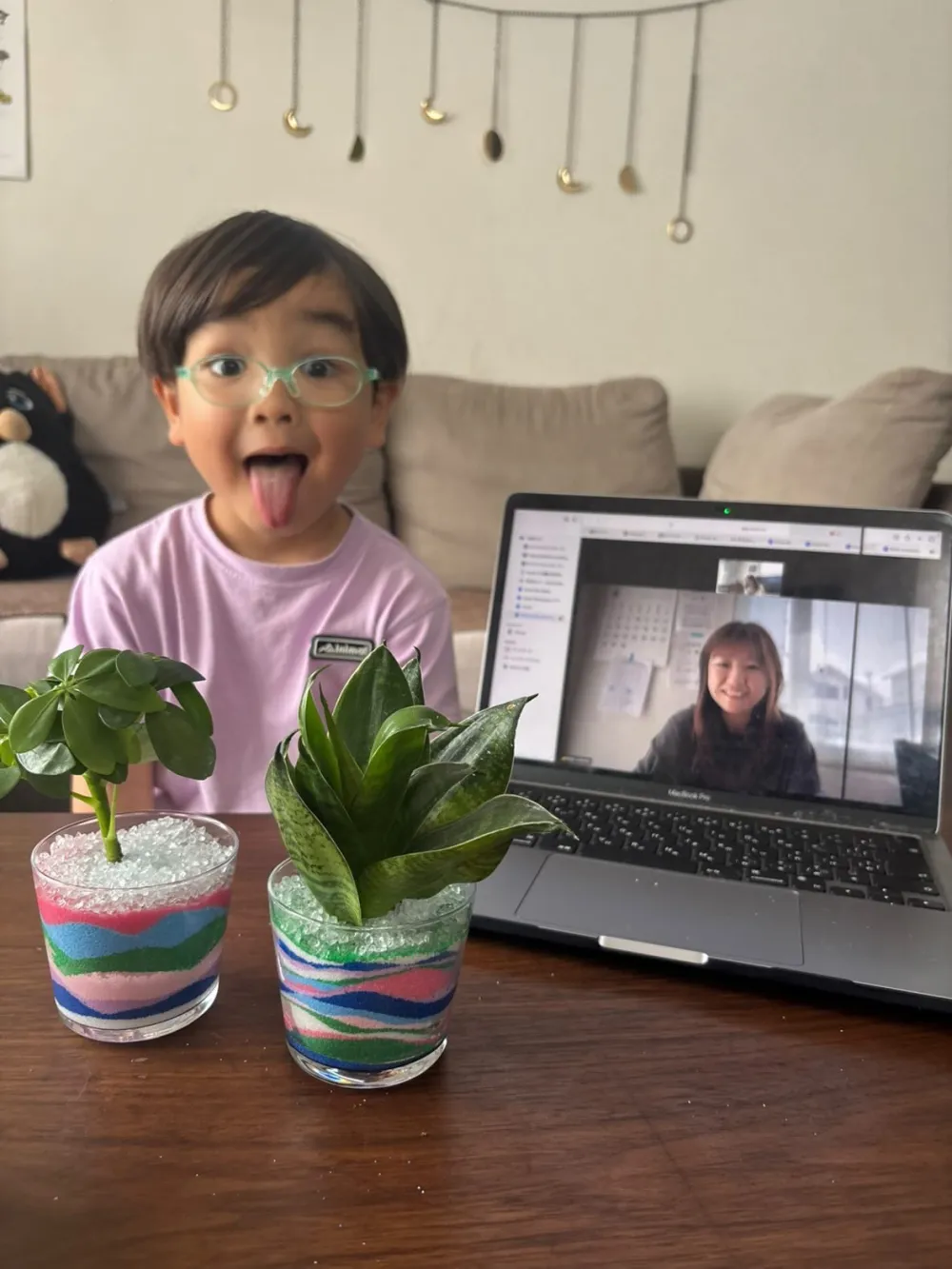 4歳の男の子がおうちでオンラインサンドアート体験。完成した2つの作品とパソコン画面の講師