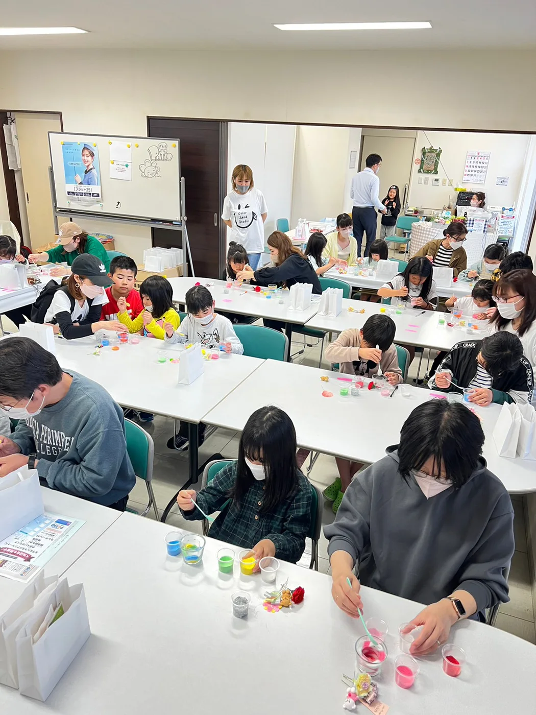 佐賀パティオでの母の日フラワーサンドアート体験の様子