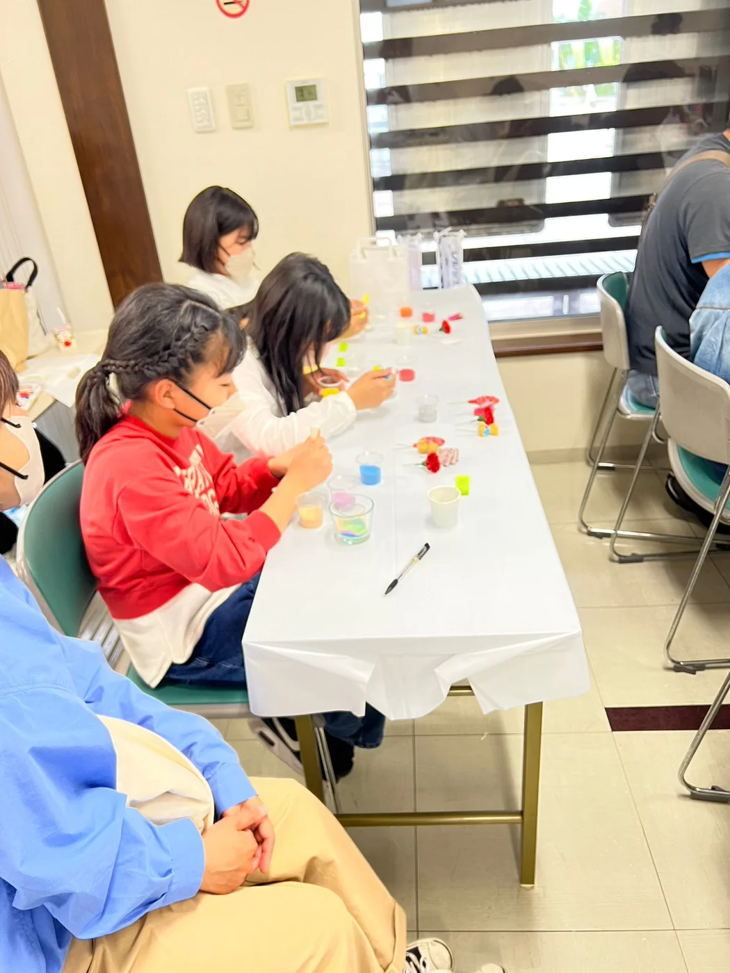 佐賀パティオでの母の日フラワーサンドアート体験の様子