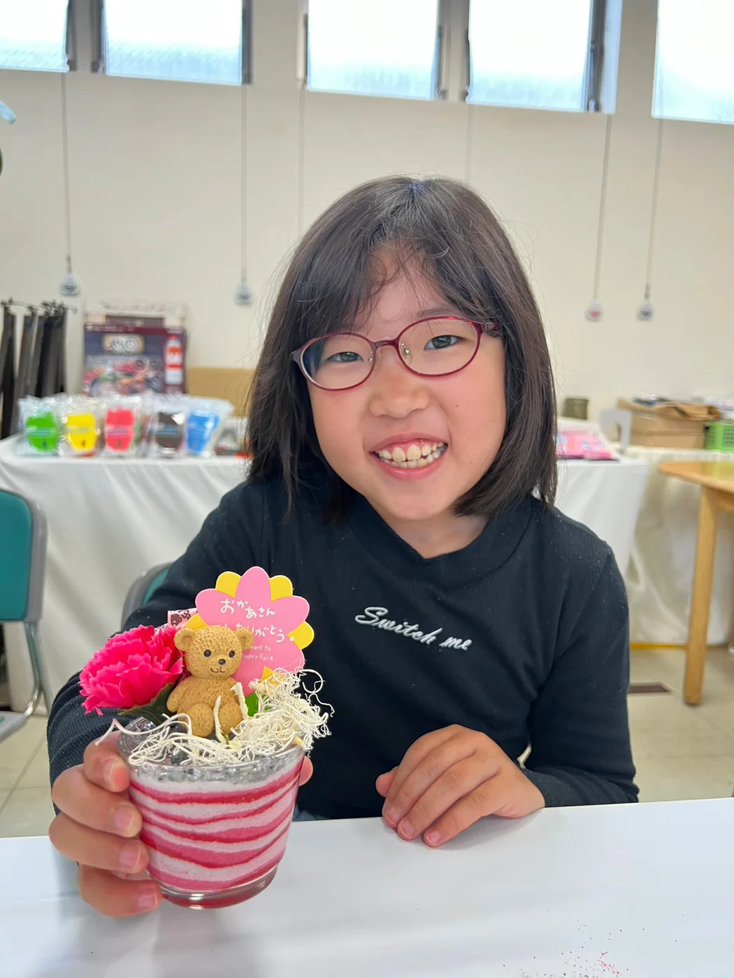 佐賀パティオでの母の日フラワーサンドアート体験の様子