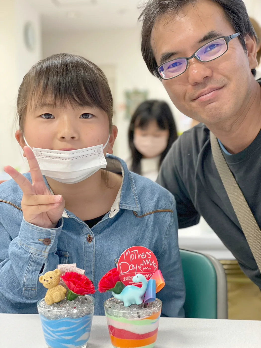 佐賀パティオでの母の日フラワーサンドアート体験の様子