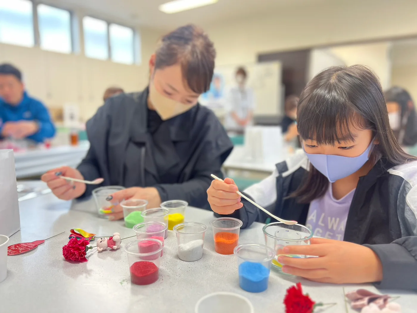佐賀パティオでの母の日フラワーサンドアート体験の様子