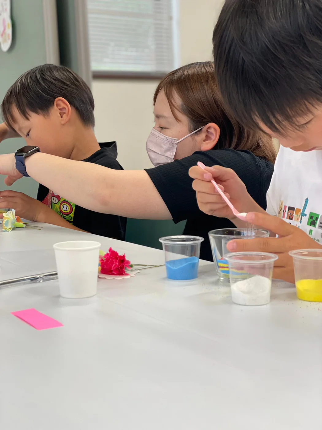 佐賀パティオでの母の日フラワーサンドアート体験の様子