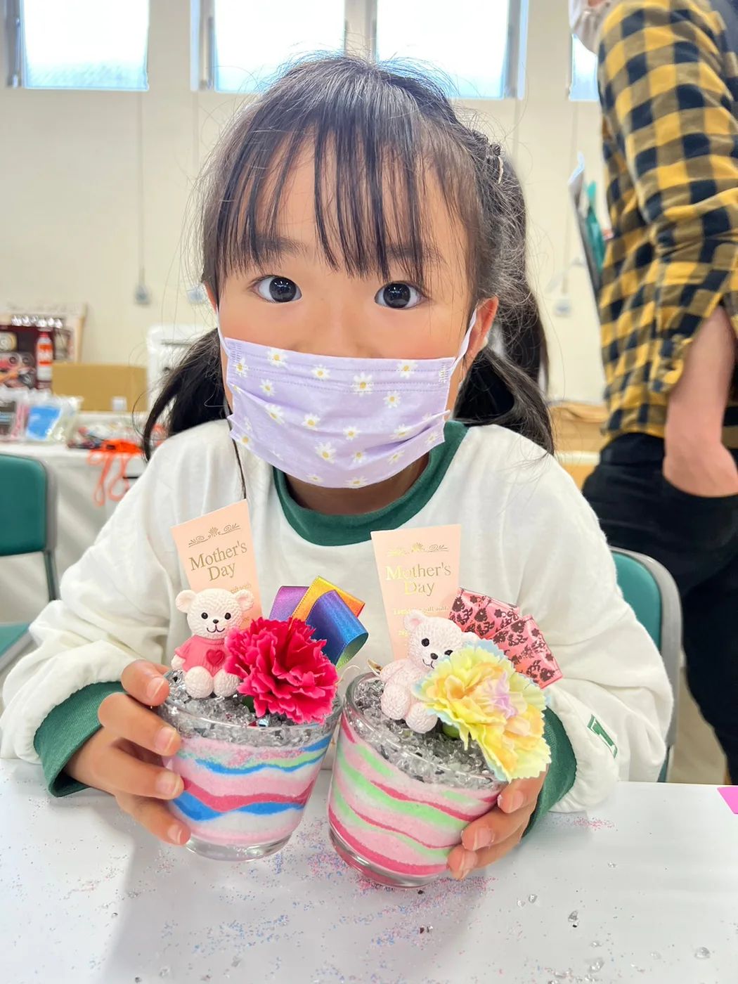 佐賀パティオでの母の日フラワーサンドアート体験の様子