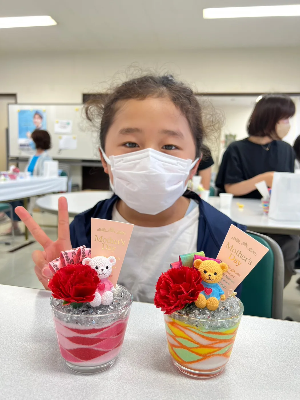 佐賀パティオでの母の日フラワーサンドアート体験の様子