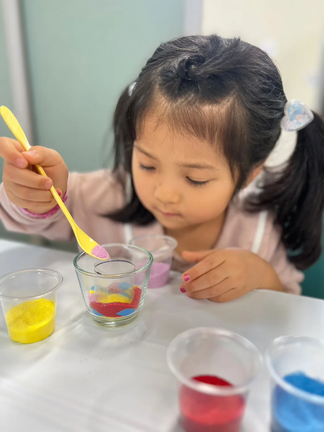 佐賀パティオでの母の日フラワーサンドアート体験の様子