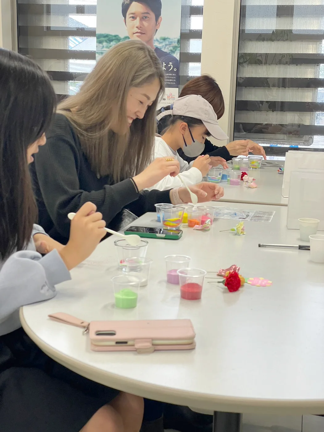 佐賀パティオでの母の日フラワーサンドアート体験の様子