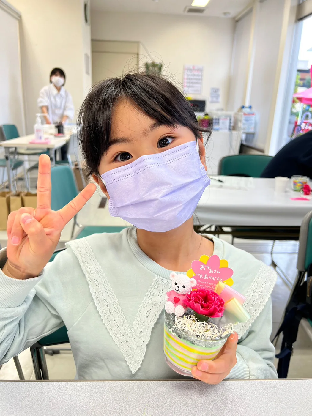 佐賀パティオでの母の日フラワーサンドアート体験の様子