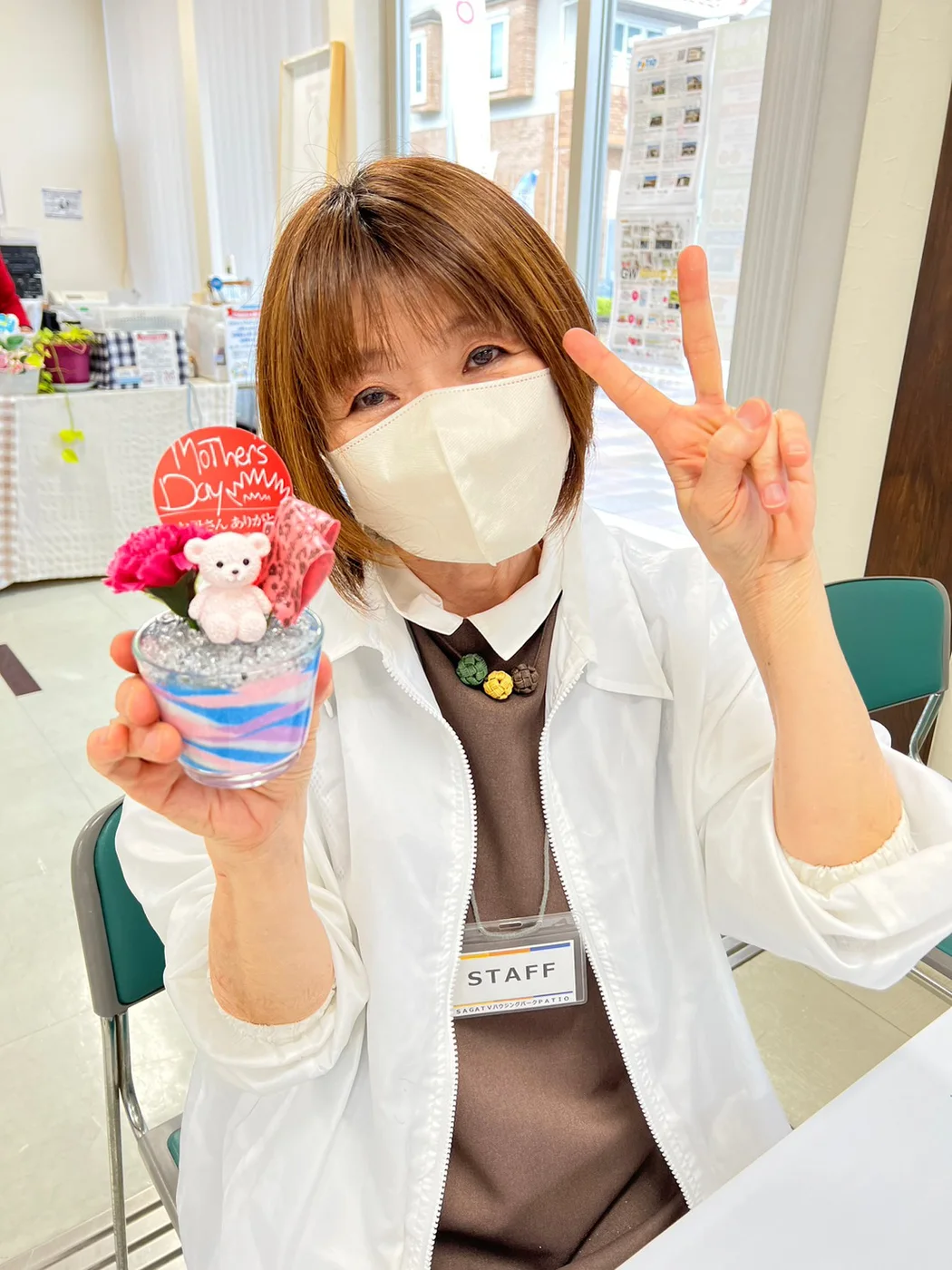 佐賀パティオでの母の日フラワーサンドアート体験の様子