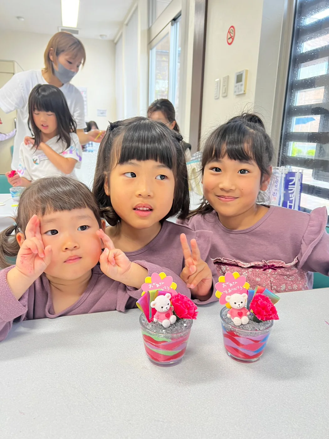 佐賀パティオでの母の日フラワーサンドアート体験の様子