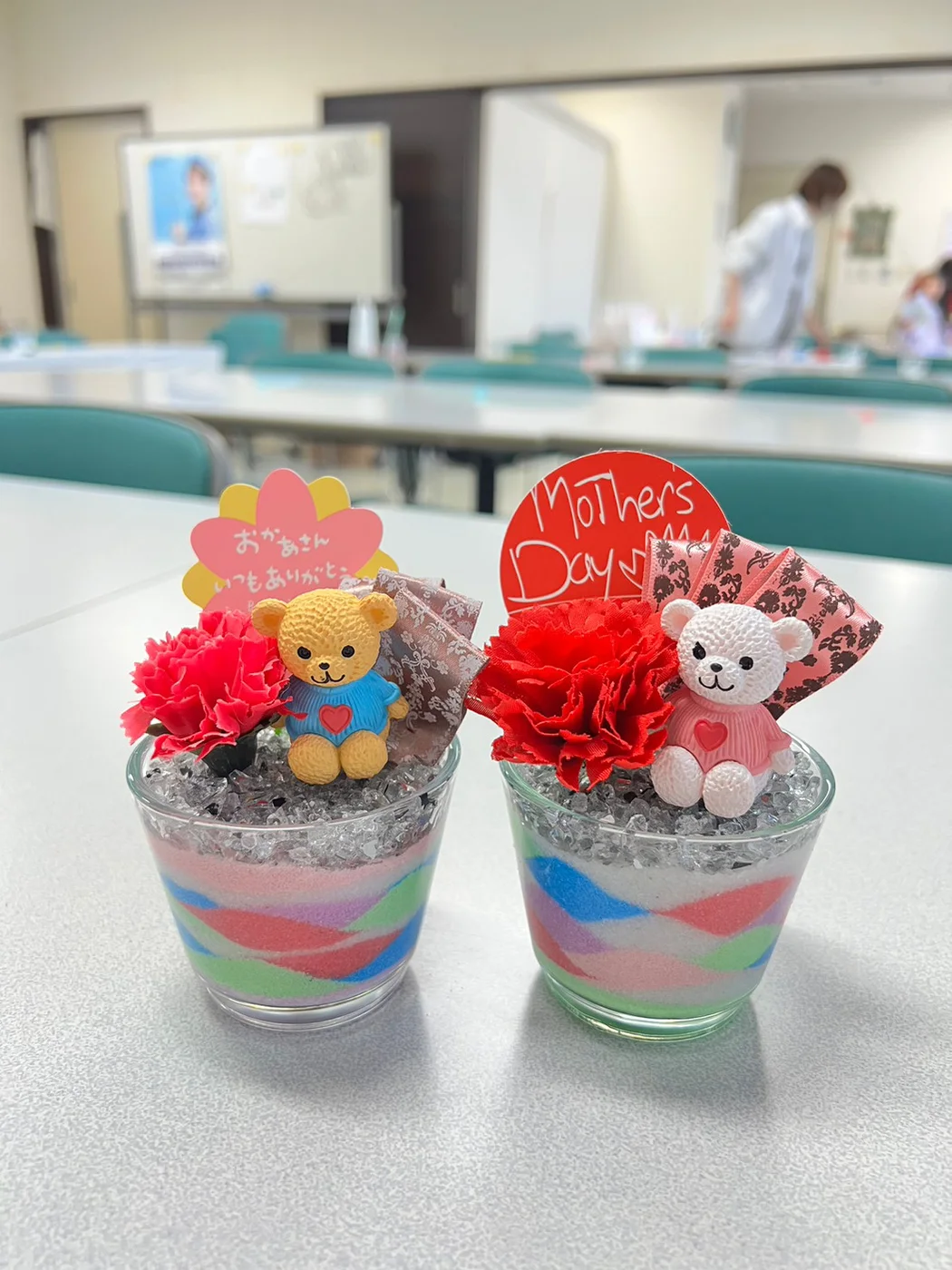 佐賀パティオでの母の日フラワーサンドアート体験の様子