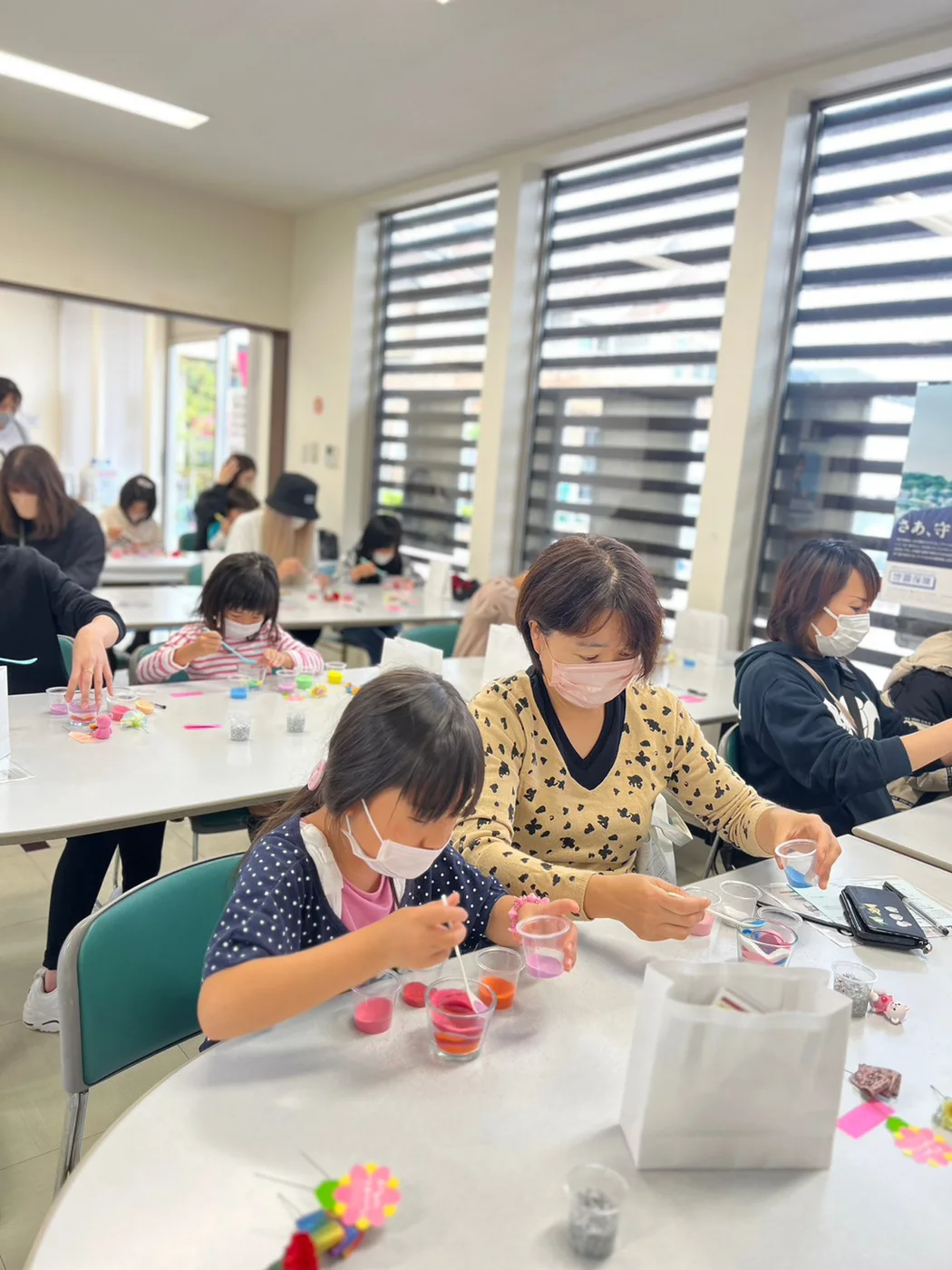佐賀パティオでの母の日フラワーサンドアート体験の様子