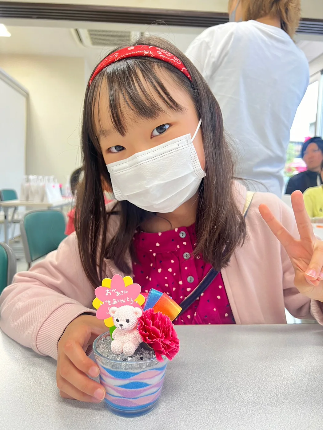 佐賀パティオでの母の日フラワーサンドアート体験の様子