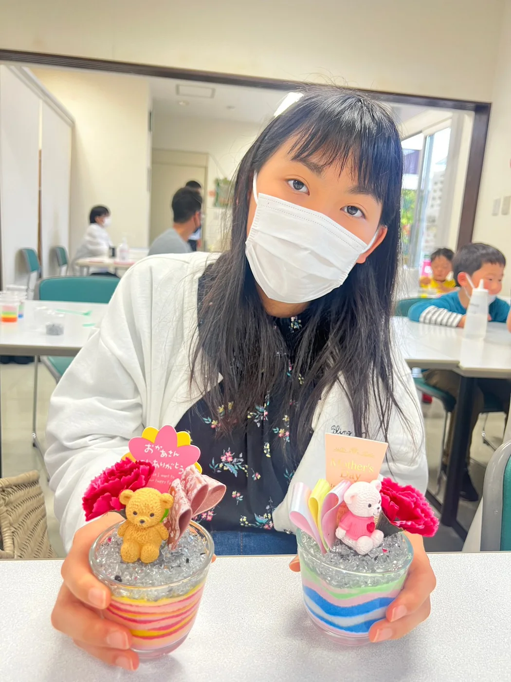 佐賀パティオでの母の日フラワーサンドアート体験の様子