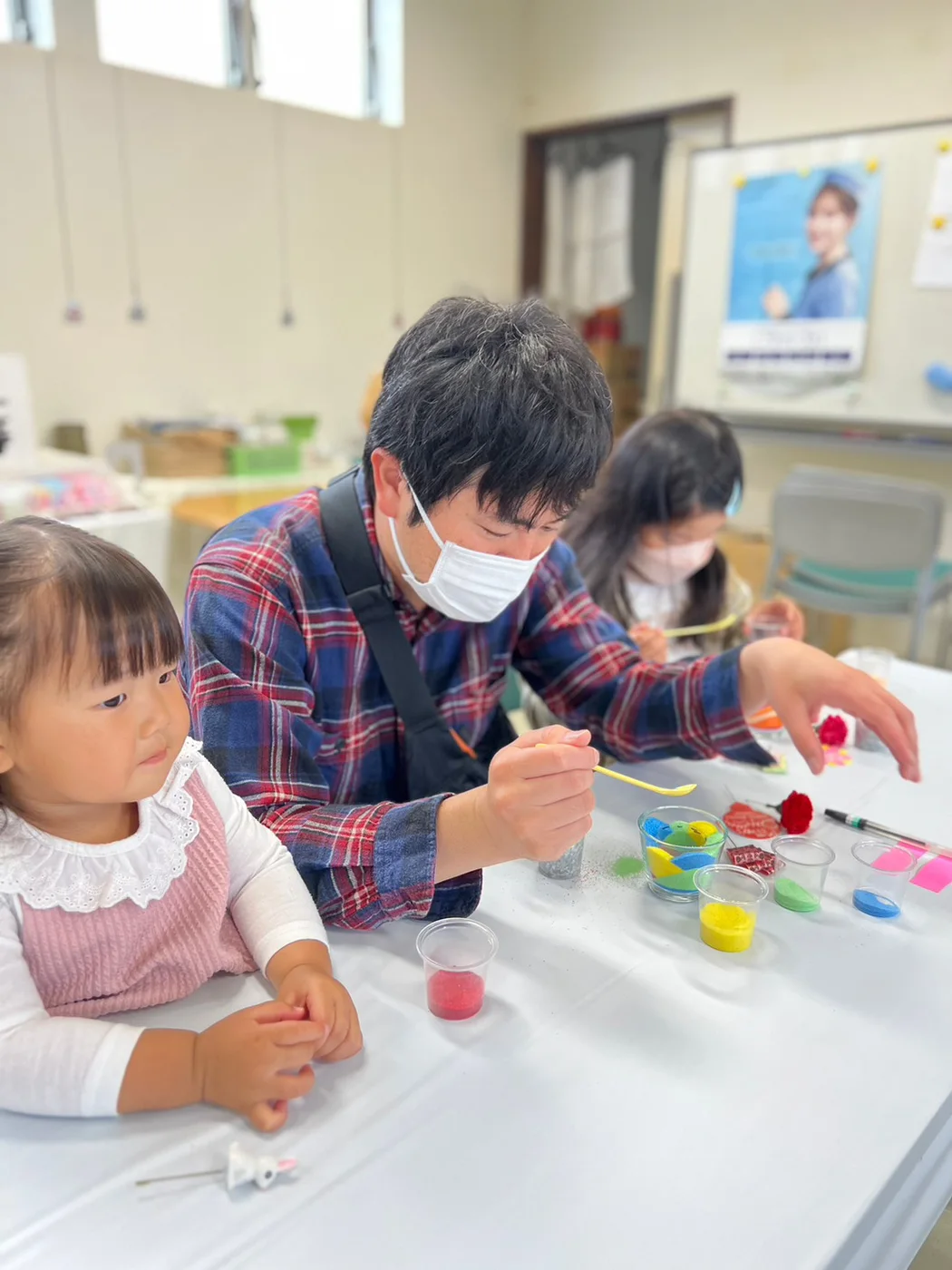 佐賀パティオでの母の日フラワーサンドアート体験の様子