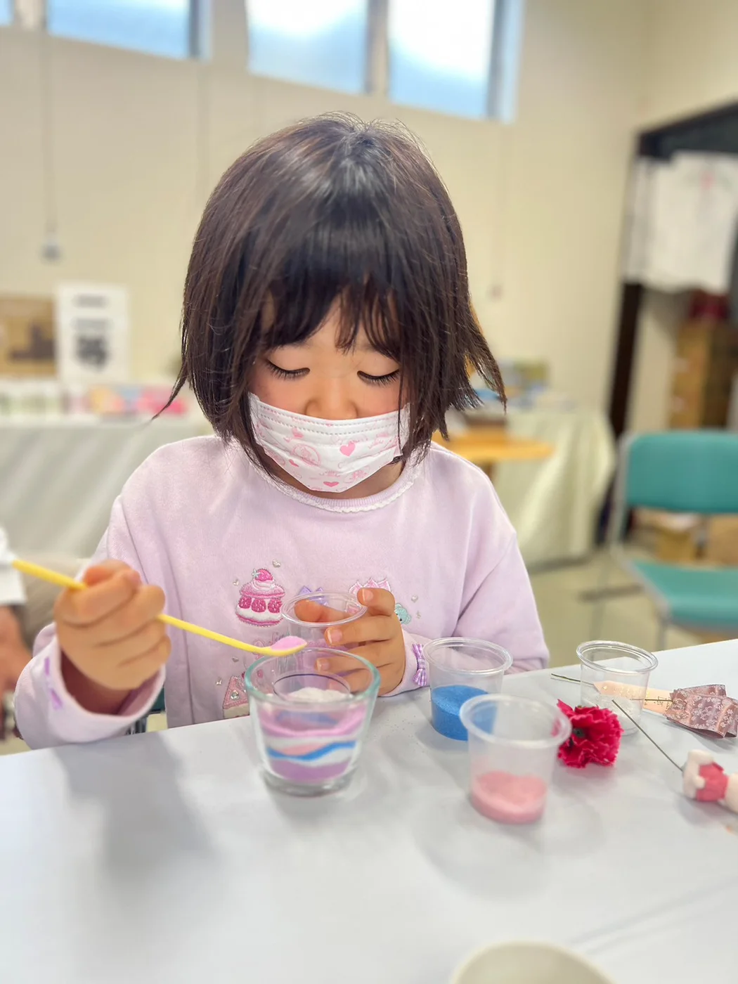 佐賀パティオでの母の日フラワーサンドアート体験の様子