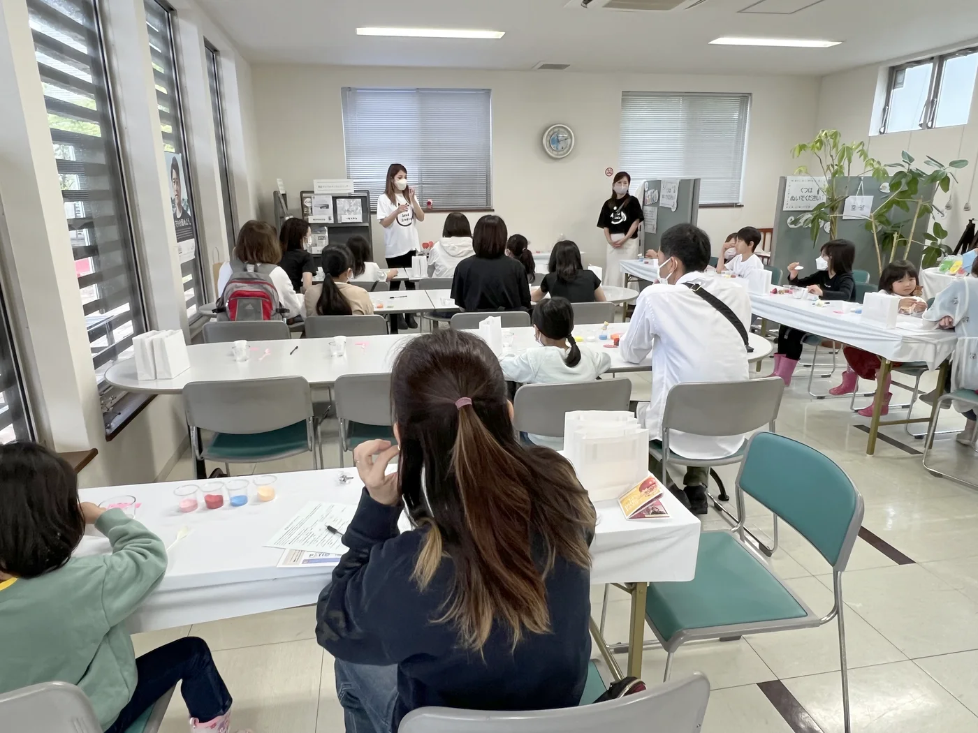 佐賀パティオでの母の日フラワーサンドアート体験の様子