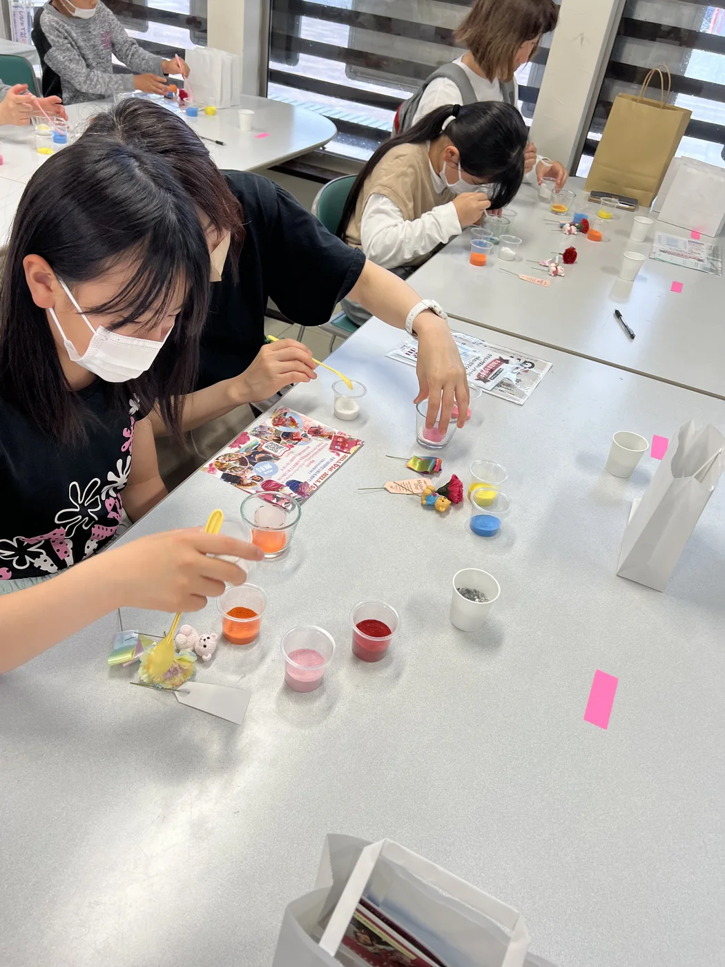 佐賀パティオでの母の日フラワーサンドアート体験の様子