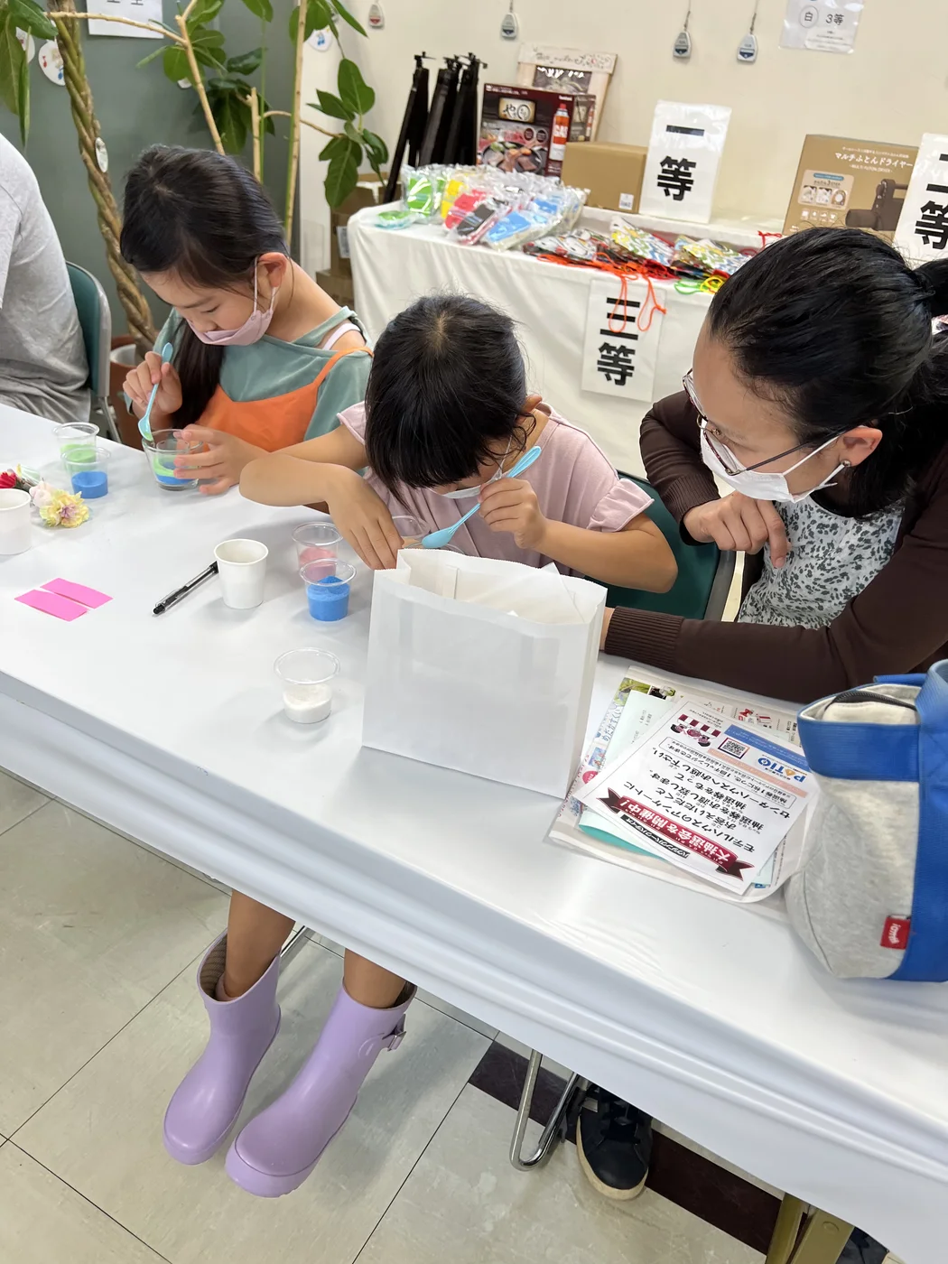 佐賀パティオでの母の日フラワーサンドアート体験の様子