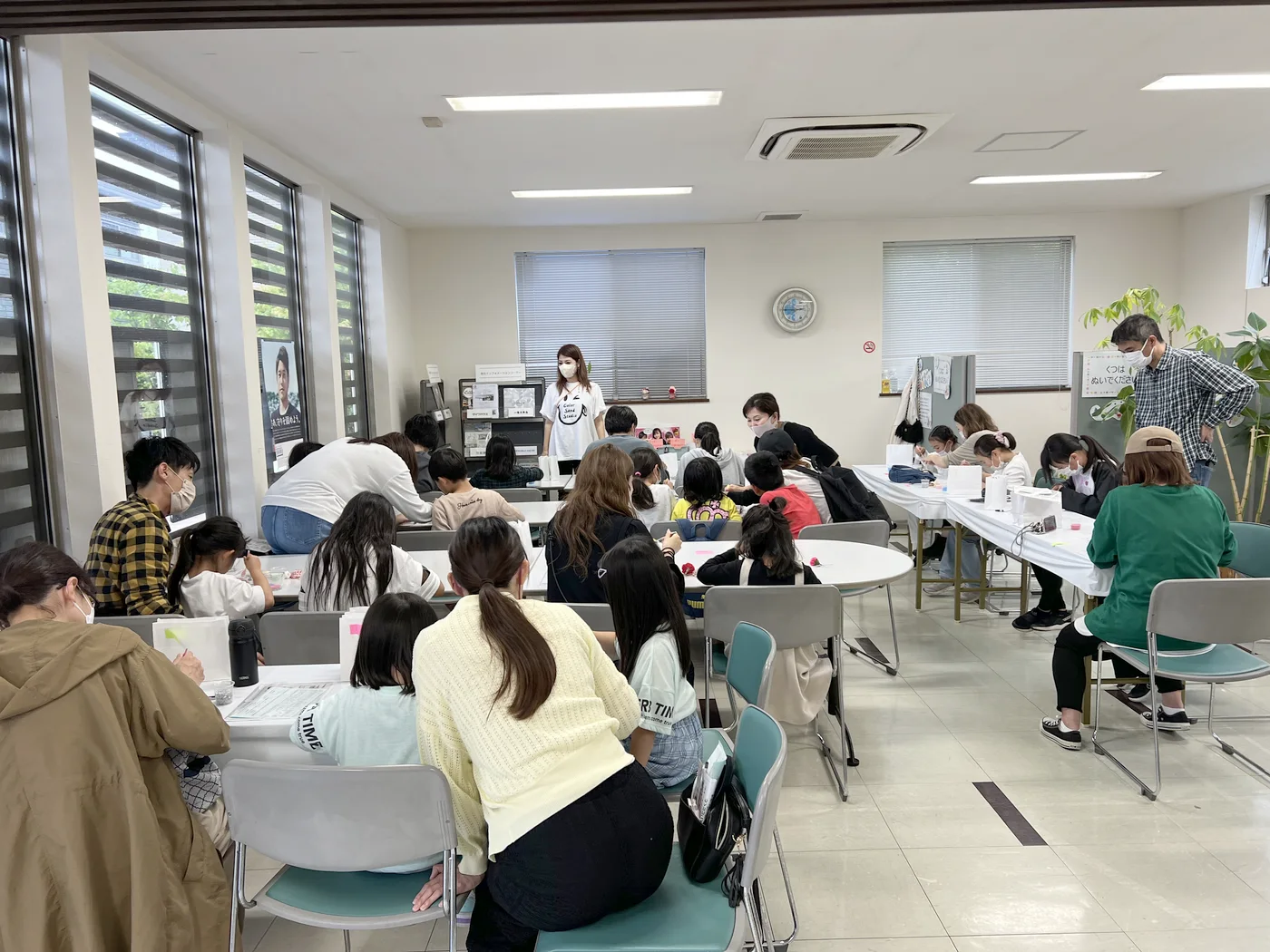 佐賀パティオでの母の日フラワーサンドアート体験の様子