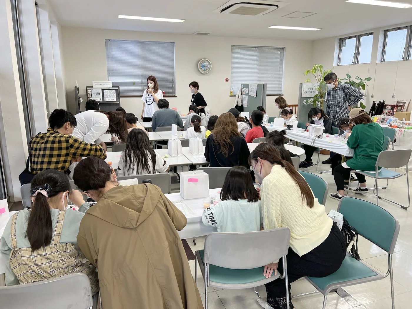 佐賀パティオでの母の日フラワーサンドアート体験の様子