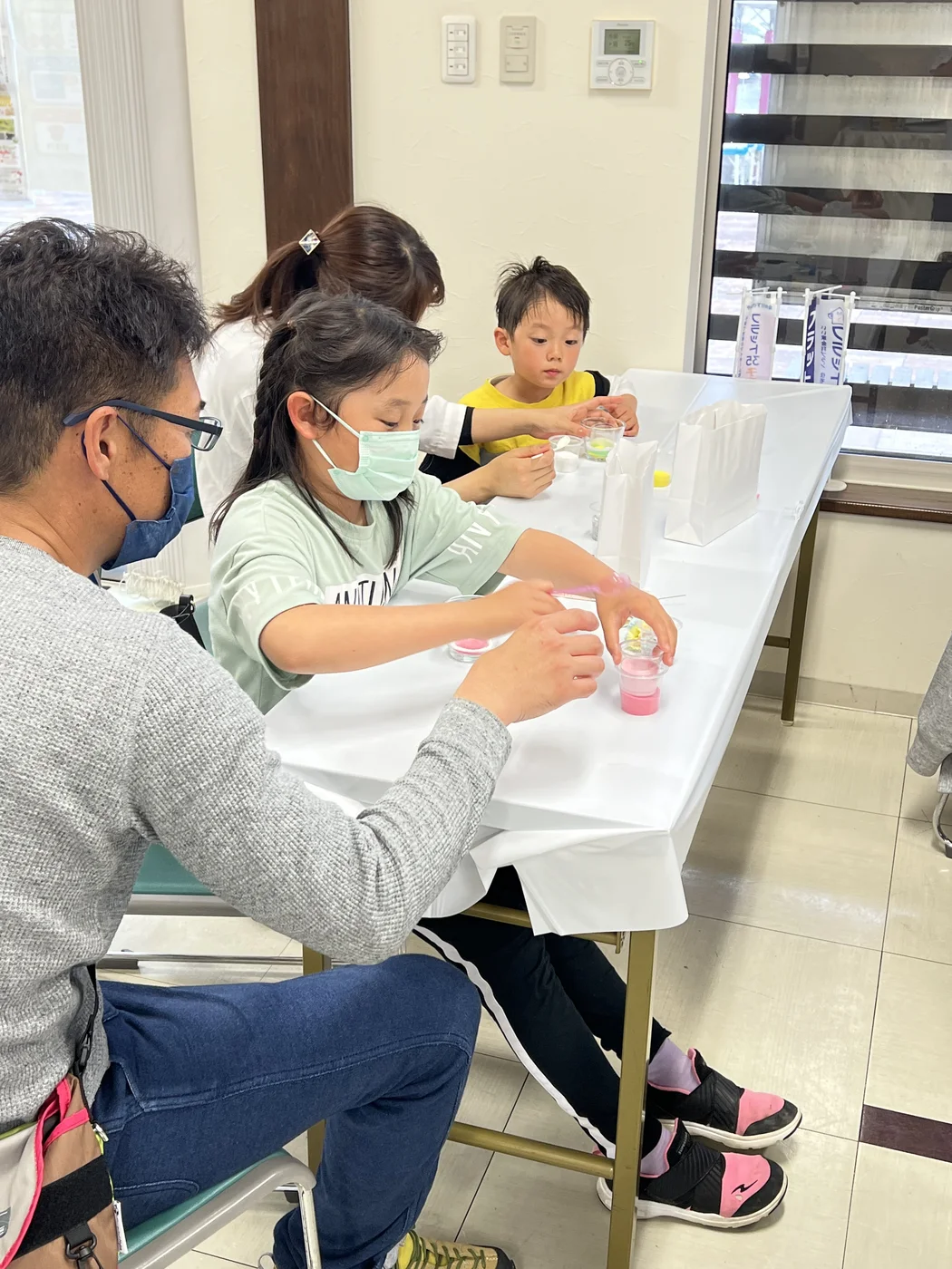 佐賀パティオでの母の日フラワーサンドアート体験の様子