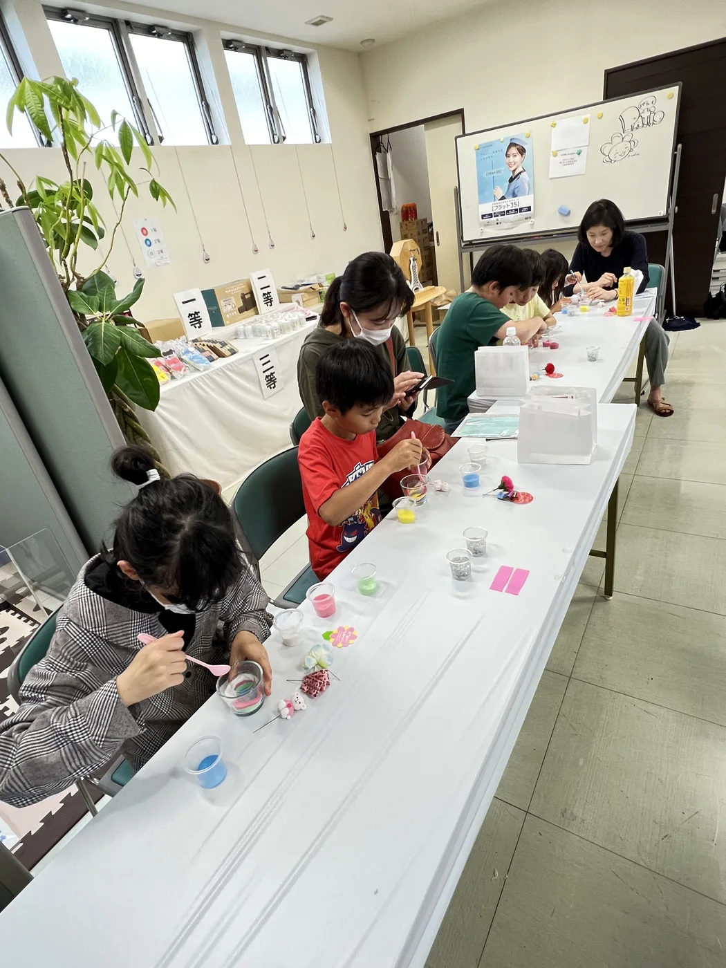 佐賀パティオでの母の日フラワーサンドアート体験の様子