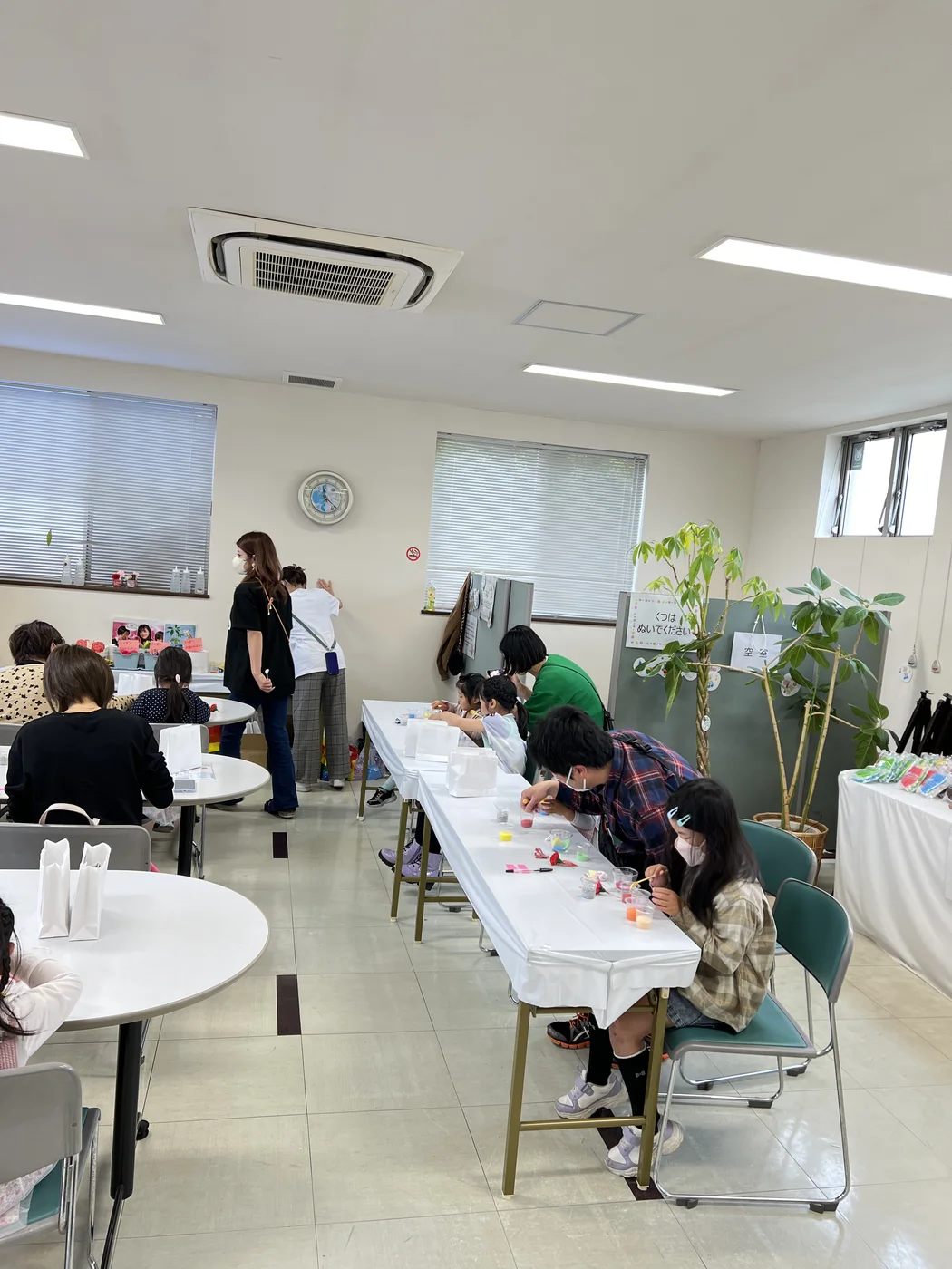 佐賀パティオでの母の日フラワーサンドアート体験の様子