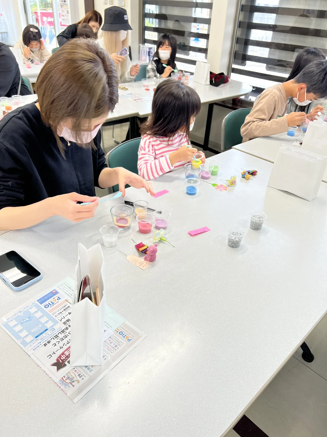 佐賀パティオでの母の日フラワーサンドアート体験の様子