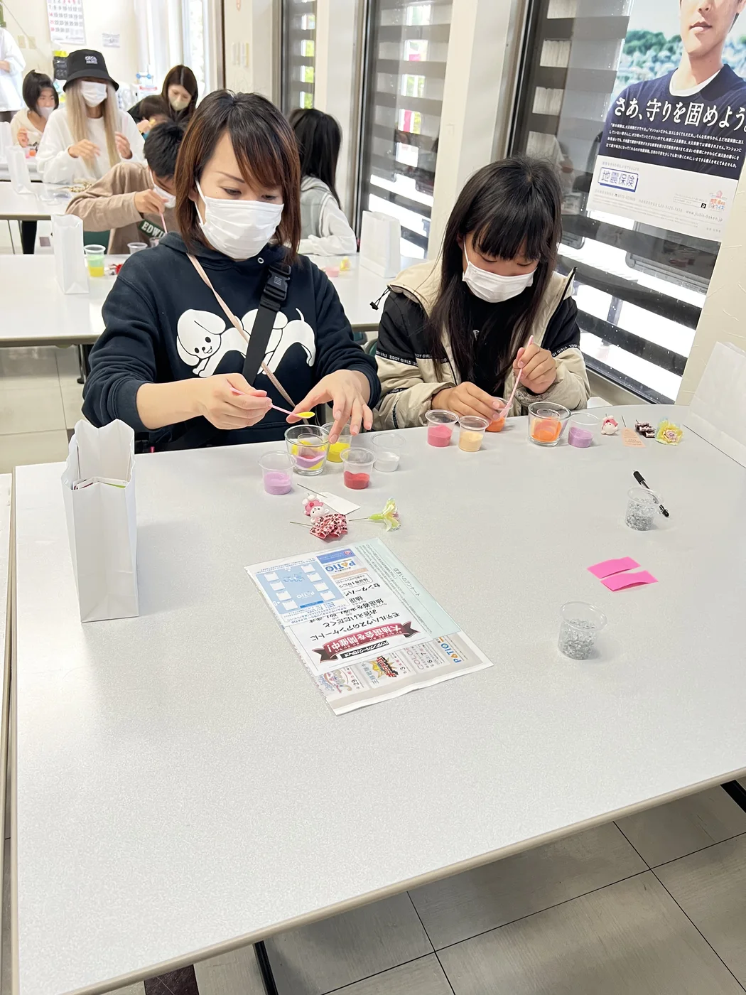 佐賀パティオでの母の日フラワーサンドアート体験の様子