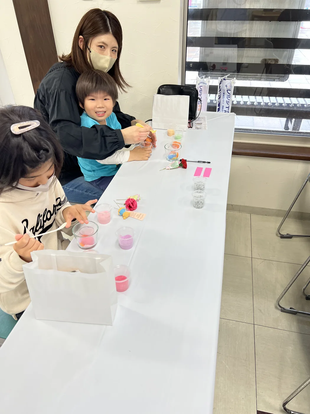 佐賀パティオでの母の日フラワーサンドアート体験の様子
