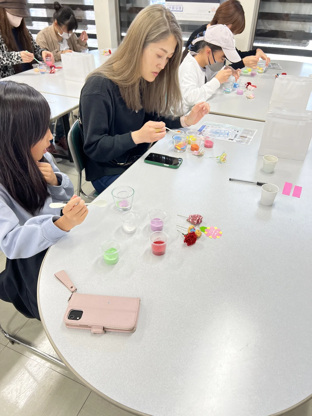 佐賀パティオでの母の日フラワーサンドアート体験の様子
