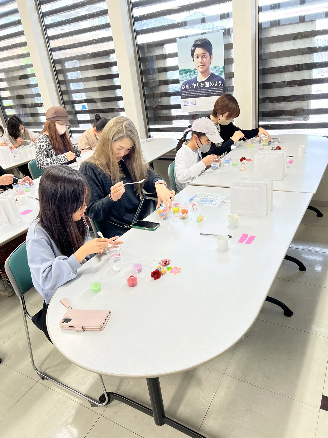 佐賀パティオでの母の日フラワーサンドアート体験の様子