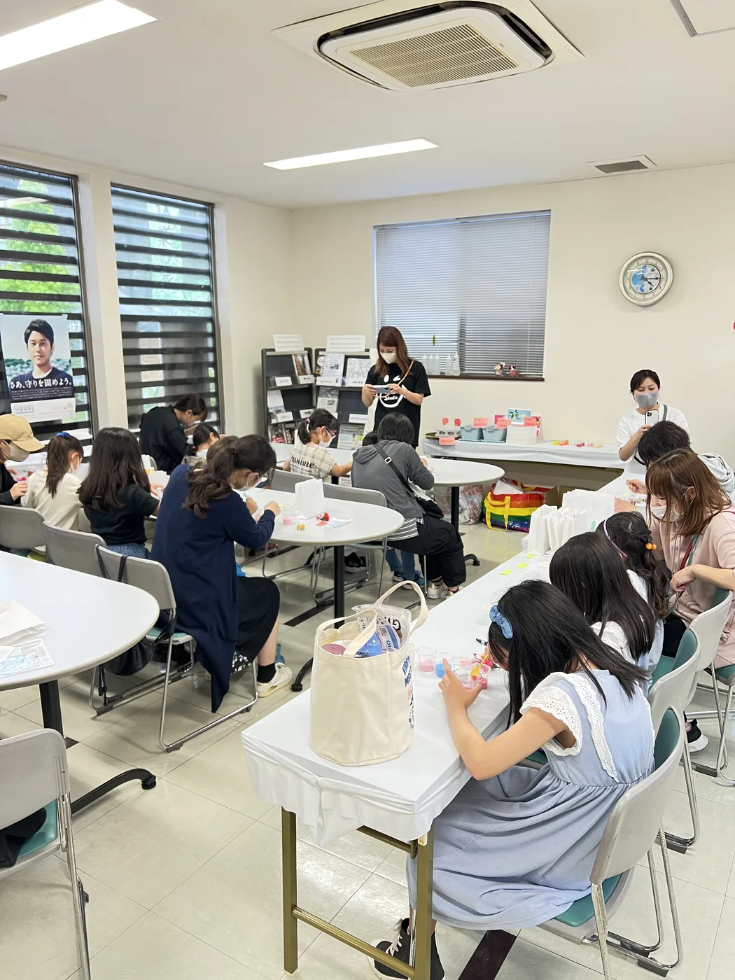 佐賀パティオでの母の日フラワーサンドアート体験の様子