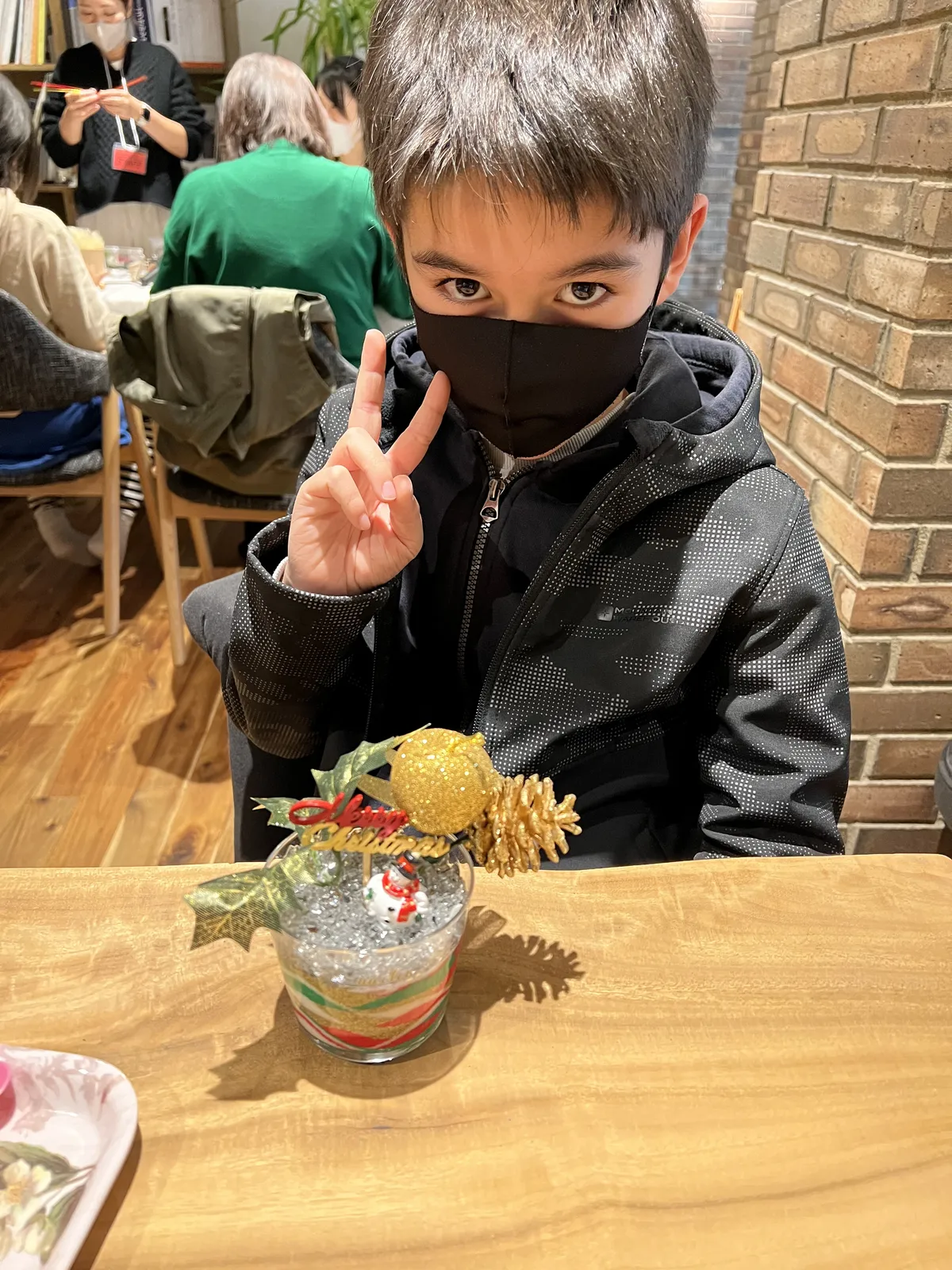 完成したクリスマスサンドを見せる男の子