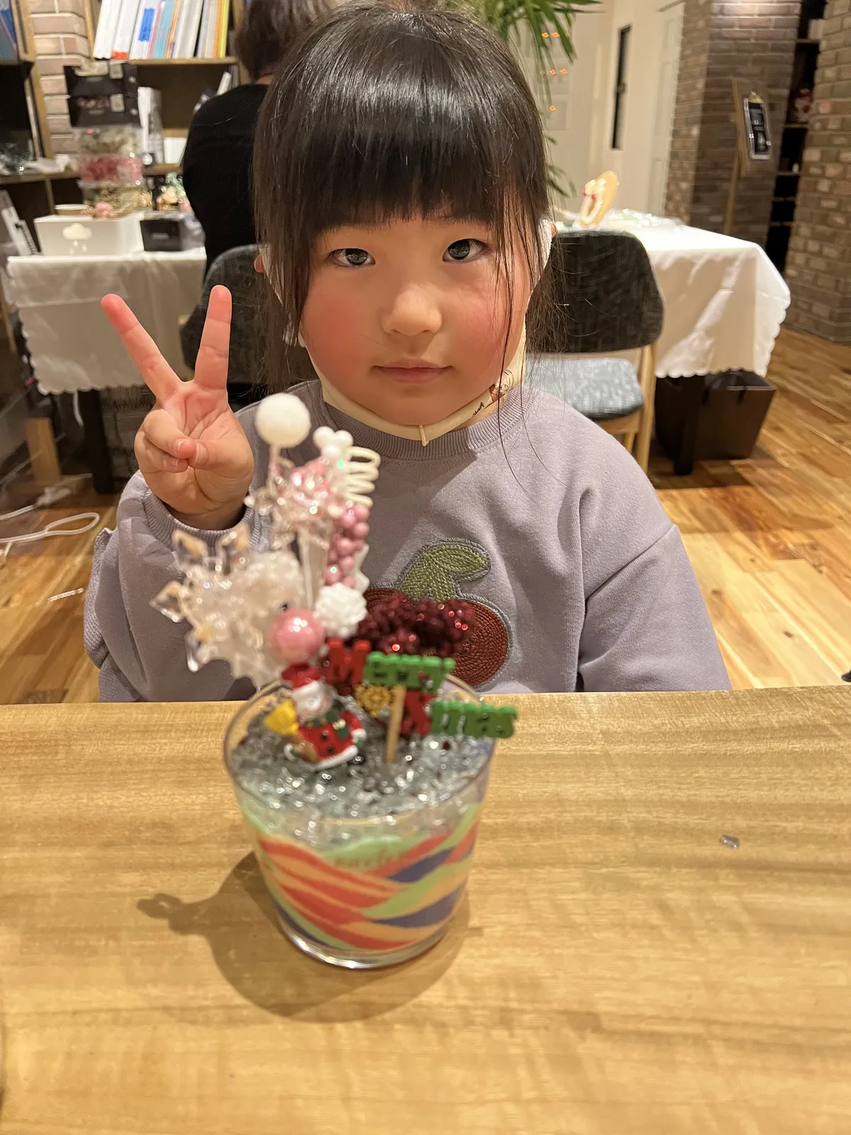 カラフルなクリスマスサンドを手にする女の子