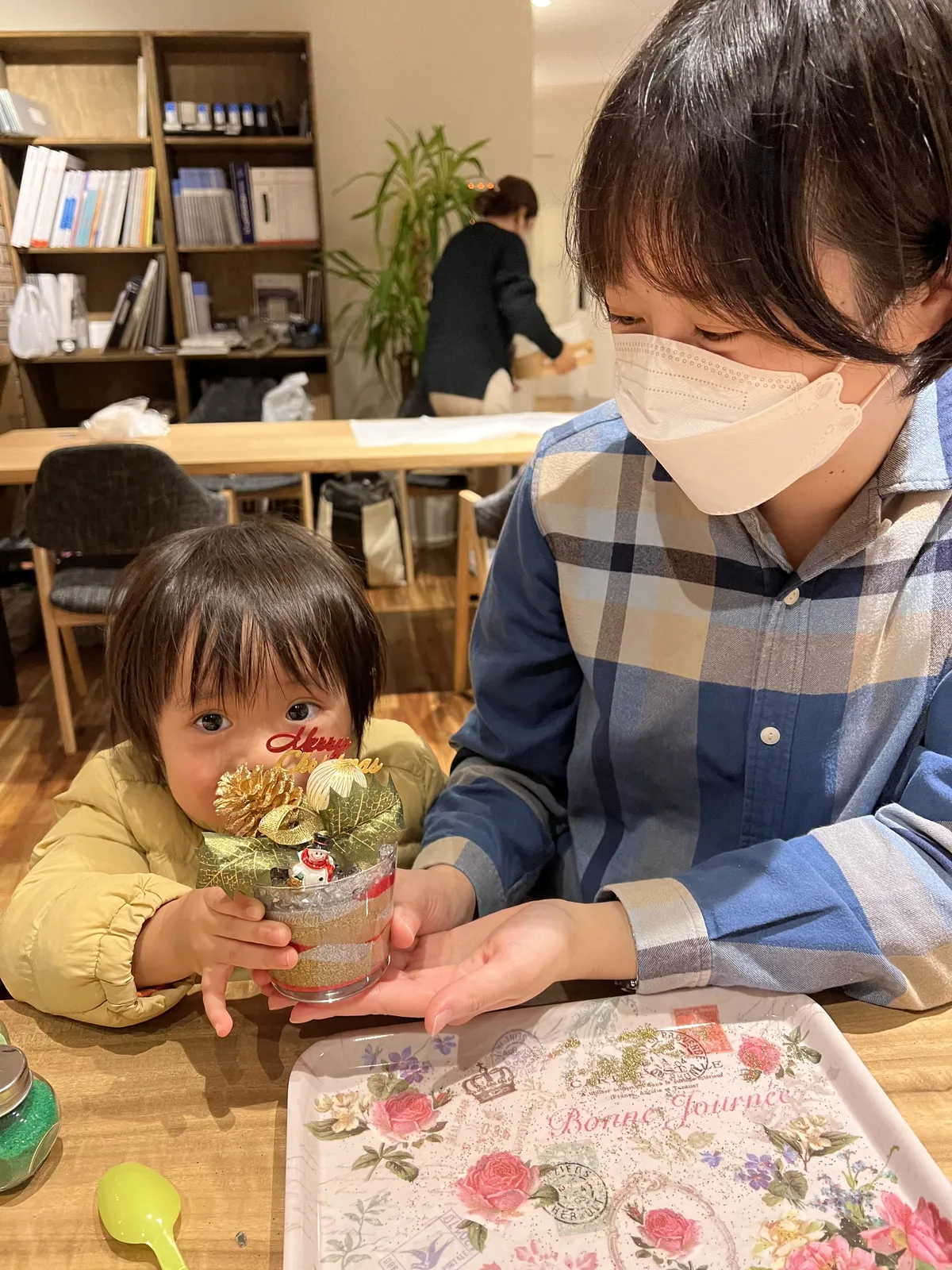 親子で作ったクリスマスサンドアート(スノーマン飾り)