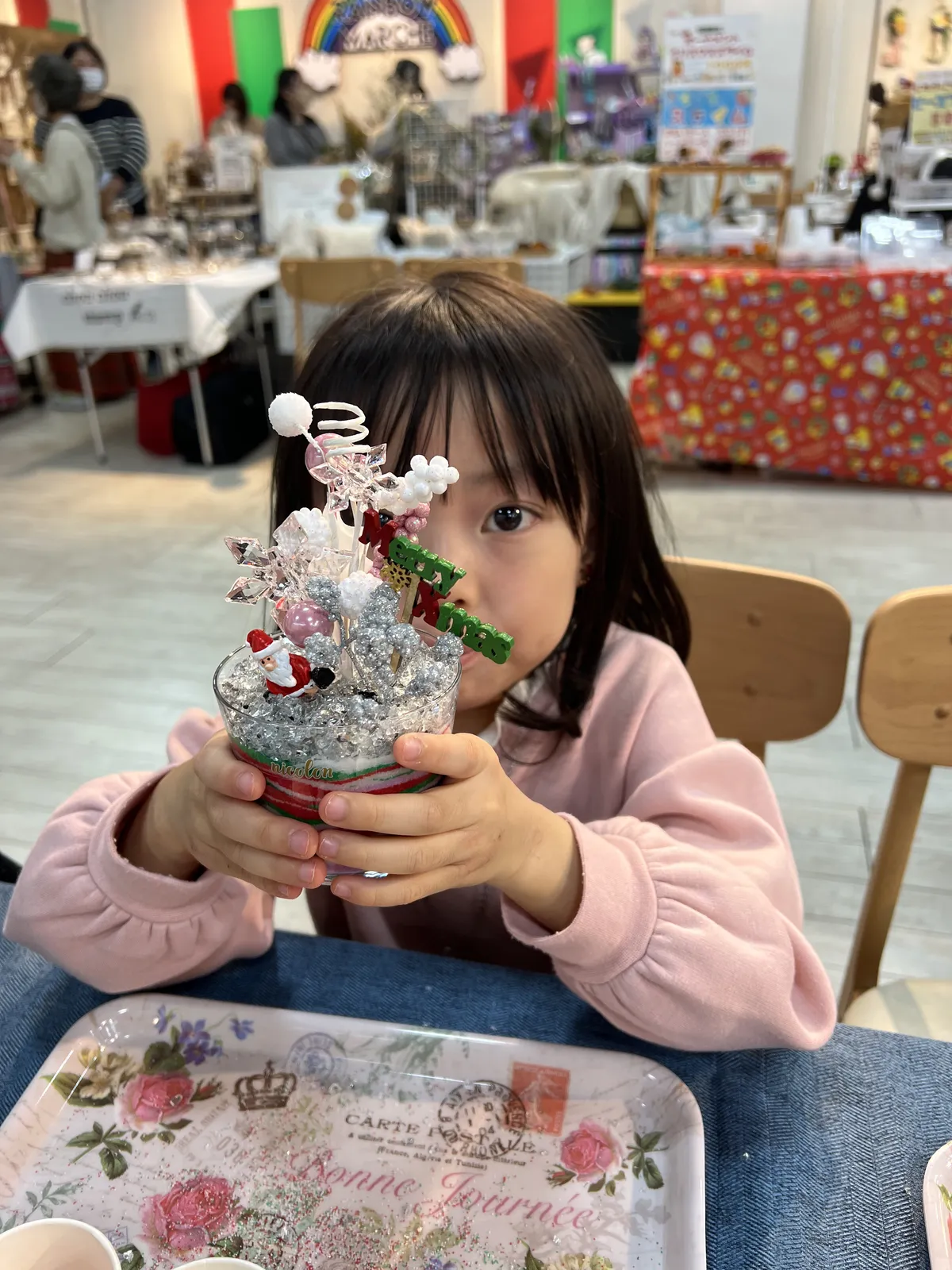 シルバークリスタルのクリスマスサンドと女の子