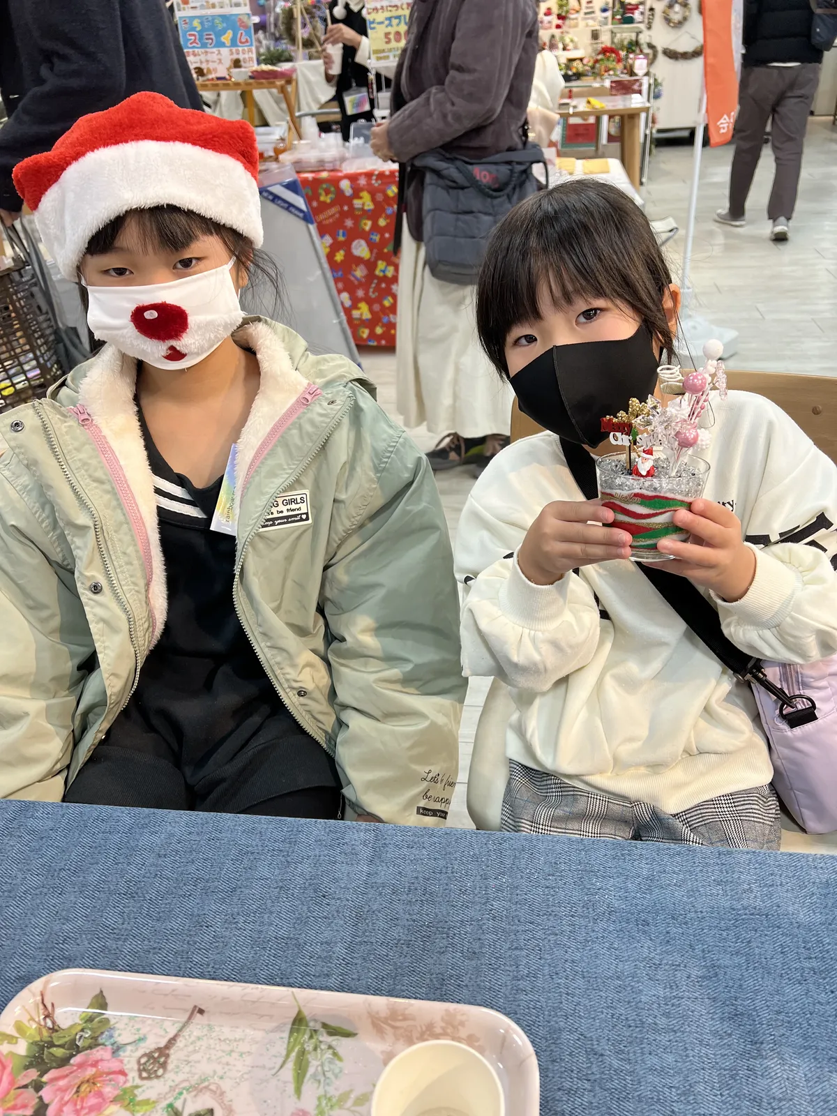 お揃いで楽しむ姉妹のクリスマスサンド体験
