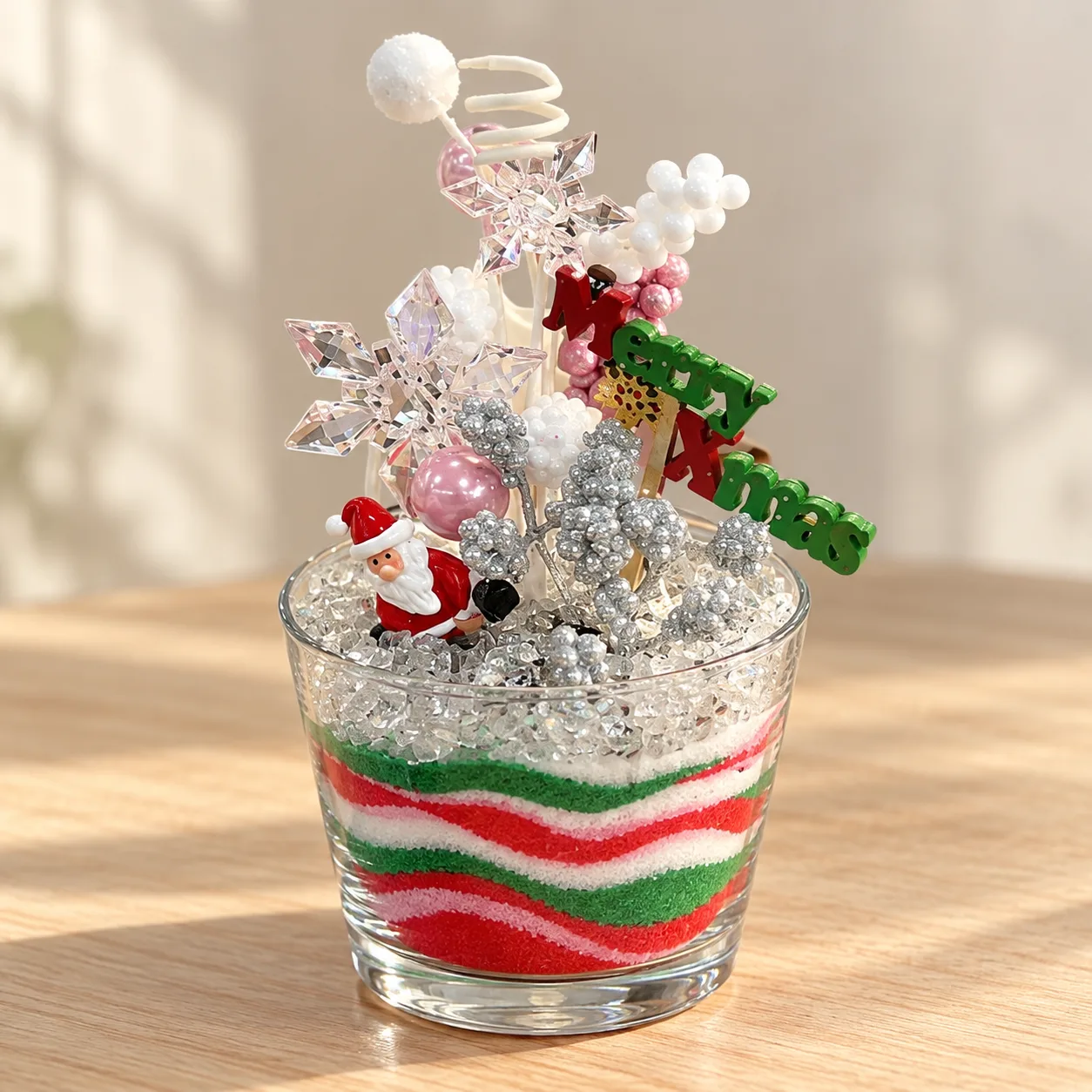 雪の結晶とサンタを飾った赤緑白のクリスマスサンド